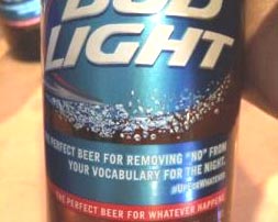 Bud Light se disculpó por un mensaje en sus botellas que levantó una oleada de críticas